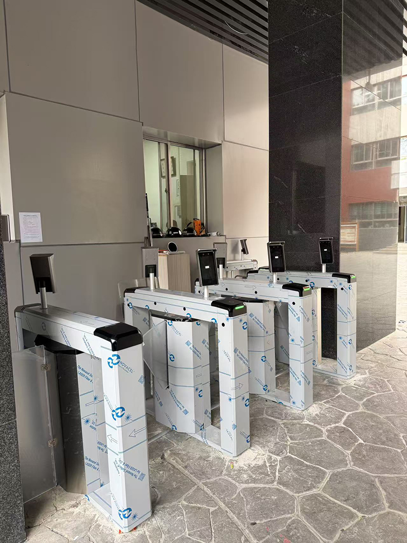 为兰州某小学打造校园出入口管理系统，定制安装了海康威视智能人行通道闸机